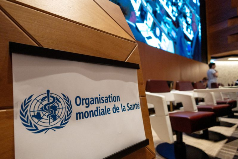 Vue d'un logo de l'OMS lors de la 77e Assemblée mondiale de la Santé
