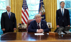 Donald Trump prend la parole lors d'une brève apparition dans le bureau ovale à la Maison Blanche