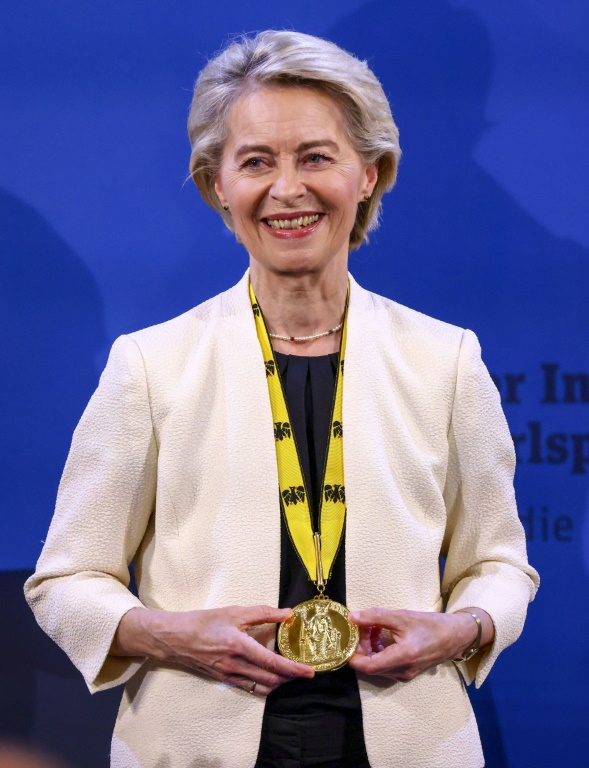 La présidente de la Commission européenne, Ursula Von der Leyen, montre sa médaille après avoir reçu le Prix international Charlemagne, le 29 mai 2025 à Aix-la-Chapelle, dans l'ouest de l'Allemagne ( POOL / Thilo Schmuelgen )