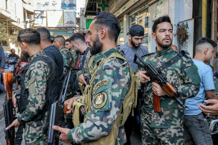 Des combattants palestiniens dans le camp de réfugiés de Bourj al-Barajneh dans le sud de Beyrouth, pour une première remise d'armes de factions palestiniennes aux autorités libanaises, le 21 août 2025 ( AFP / Anwar AMRO )