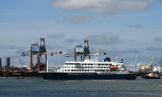 Arrivée du navire de croisière MV Hondius, touché par un foyer d'hantavirus, au port néerlandais de Rotterdam, le 18 mai 2026  ( AFP / Nicolas TUCAT )