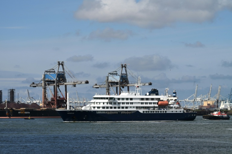 Arrivée du navire de croisière MV Hondius, touché par un foyer d'hantavirus, au port néerlandais de Rotterdam, le 18 mai 2026  ( AFP / Nicolas TUCAT )