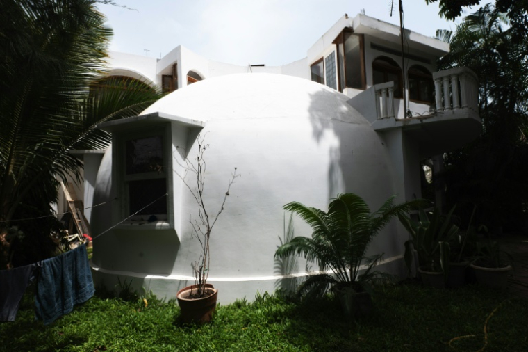 Une maison-bulle intégrée par l'artiste sénégalais Sekouna Yansane à sa villa plus récente, à Dakar le 27 août 2025 ( AFP / SEYLLOU )