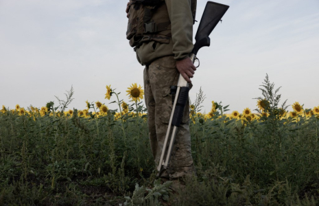 Un militaire ukrainien dans la région de Donetsk, en Ukraine, le 9 septembre 2025. ( AFP / TETIANA DZHAFAROVA )
