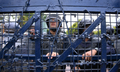 Des policiers montent la garde lors d'une manifestation de partisans de l'ancien Premier ministre népalais KP Sharma Oli protestant contre son arrestation, le 29 mars 2026 à Katmandou, au Népal ( AFP / PRAKASH MATHEMA )