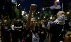 Des manifestants opposés au pouvoir à Belgrade le 14 août 2025  ( AFP / Marko Djokovic )