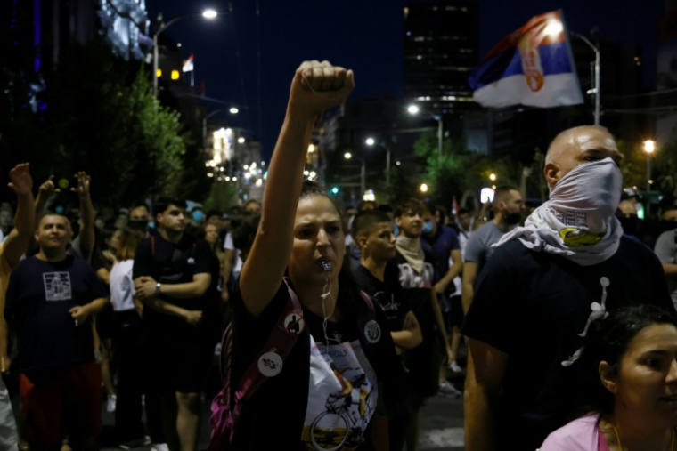 Des manifestants opposés au pouvoir à Belgrade le 14 août 2025  ( AFP / Marko Djokovic )