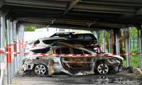 Un véhicule brûlé devant la prison de Tarascon, après que trois voitures ont été incendiées dans la nuit sur le parking de la prison, le 16 avril 2025 dans les Bouches-du-Rhône ( AFP / Sylvain THOMAS )