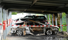 Un véhicule brûlé devant la prison de Tarascon, après que trois voitures ont été incendiées dans la nuit sur le parking de la prison, le 16 avril 2025 dans les Bouches-du-Rhône ( AFP / Sylvain THOMAS )