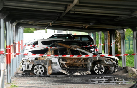 Un véhicule brûlé devant la prison de Tarascon, après que trois voitures ont été incendiées dans la nuit sur le parking de la prison, le 16 avril 2025 dans les Bouches-du-Rhône ( AFP / Sylvain THOMAS )