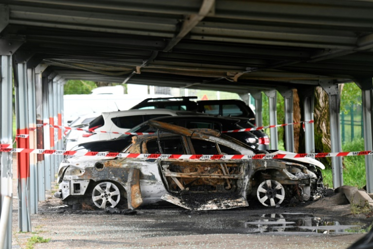 Un véhicule brûlé devant la prison de Tarascon, après que trois voitures ont été incendiées dans la nuit sur le parking de la prison, le 16 avril 2025 dans les Bouches-du-Rhône ( AFP / Sylvain THOMAS )
