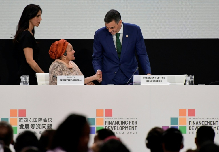 Le premier ministre espagnol Pedro Sanchez (D) avec la vice-secrétaire générale de l'ONU Amina Mohammed lors de la rencontre de quatre jours organisée dans le sud de l'Espagne. ( AFP / CRISTINA QUICLER )