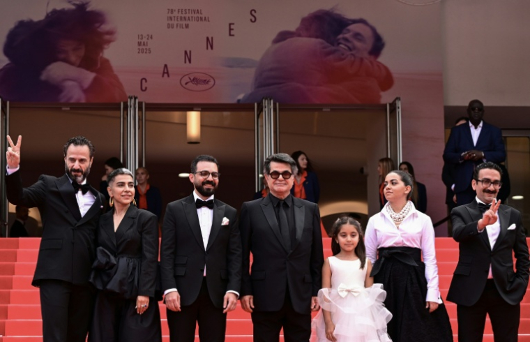 L'homme politique iranien Ebrahim Azizi (g), l'acteur iranien Majid Panahi (3ème à gauche), le réalisateur, scénariste et producteur iranien Jafar Panahi (centre) et l'acteur iranien Vahid Mobasseri (d), lors de la 78e édition du Festival de Cannes, le 20 mai 2025 ( AFP / Miguel MEDINA )