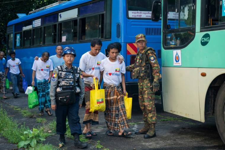 Des migrants birmans, fraichement rapatriés de malaisie, arrivent à Thanlyin, en Birmanie, le 4 octobre 2026 ( AFP / Sai Aung MAIN )