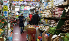 Des clients dans un marché d'alimentation à Londres