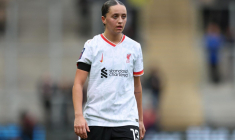 Une joueuse de Liverpool évacuée sur civière après un violent choc à la nuque