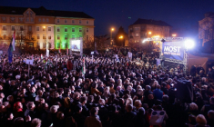 Peter Magyar, chef du parti Tisza, s'adresse à ses partisans lors d'un meeting électoral à Miskolc, en Hongrie, le 10 avril 2026 ( AFP / Peter Kohalmi )