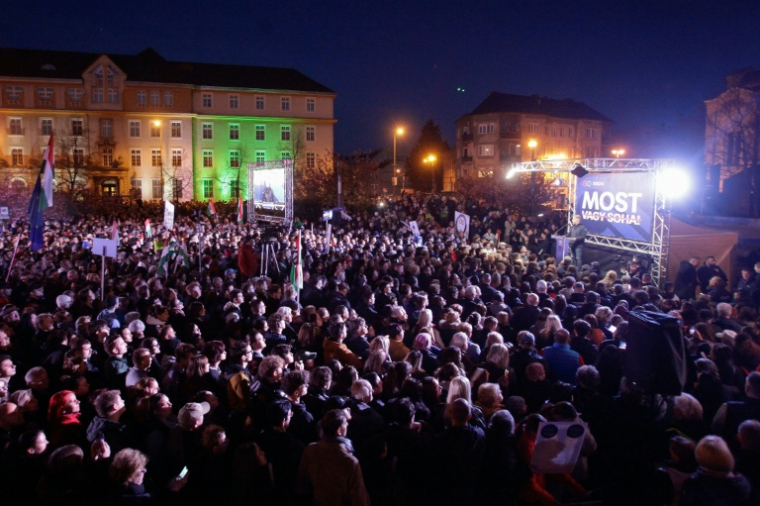 Peter Magyar, chef du parti Tisza, s'adresse à ses partisans lors d'un meeting électoral à Miskolc, en Hongrie, le 10 avril 2026 ( AFP / Peter Kohalmi )