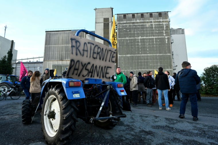 Des agriculteurs bloquent avec leurs tracteurs l'entrée du site de l'entreprise Maïsica, au port de Bayonne, le 12 janvier 2026 dans les Pyrénées-Atlantiques ( AFP / Gaizka IROZ )