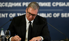 Le président serbe Aleksandar Vucic signe sa démission lors d'une conférence de presse au palais présidentiel de Belgrade, le 27 septembre 2026 ( AFP / OLIVER BUNIC )