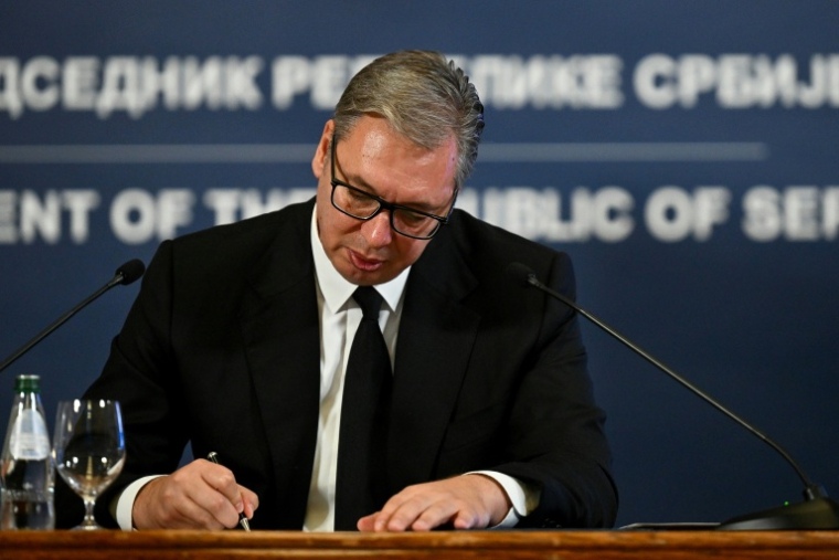 Le président serbe Aleksandar Vucic signe sa démission lors d'une conférence de presse au palais présidentiel de Belgrade, le 27 septembre 2026 ( AFP / OLIVER BUNIC )