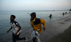 Des hommes arrivés dans l'enclave espagnole de Ceuta, en Afrique du Nord, le 31 juillet 2026 ( AFP / JORGE GUERRERO )