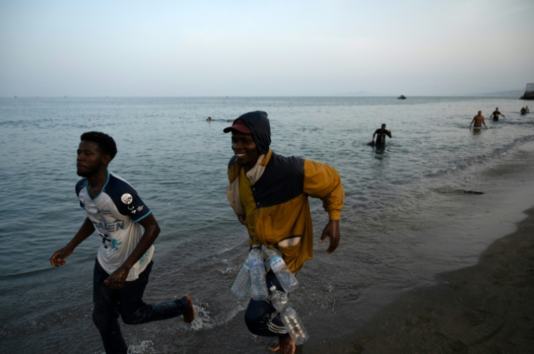 Des hommes arrivés dans l'enclave espagnole de Ceuta, en Afrique du Nord, le 31 juillet 2026 ( AFP / JORGE GUERRERO )