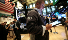 Un opérateur à la Bourse de New York le 7 août ( AFP / TIMOTHY A. CLARY )