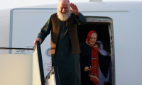 Les Britanniques Peter Reynolds et son épouse Barbie Reynolds, à leur arrivée à l'aéroport de Doha, après avoir été libérés par les autorités talibanes, le 19 septembre 2025 au Qatar ( AFP / Karim JAAFAR )