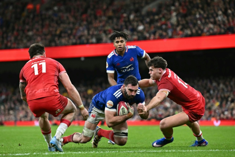 Le deuxième ligne français Charles Ollivon marque un essai contre le Pays de Galles lors du match du Tournoi des six nations samedi à Cardiff. ( AFP / Paul ELLIS )