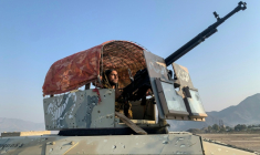 Un membre des forces de sécurité talibanes est assis au sommet d’un Humvee blindé tout en montant la garde près du poste-frontière de Torkham entre l’Afghanistan et le Pakistan, dans la province de Nangarhar, le 28 février 2026. ( AFP / - )