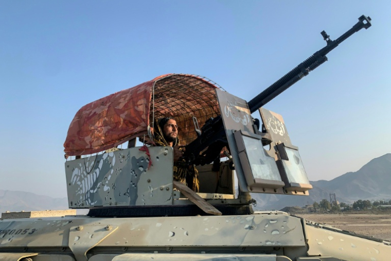 Un membre des forces de sécurité talibanes est assis au sommet d’un Humvee blindé tout en montant la garde près du poste-frontière de Torkham entre l’Afghanistan et le Pakistan, dans la province de Nangarhar, le 28 février 2026. ( AFP / - )