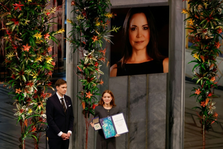 Ana Corina Sosa reçoit le prix Nobel de la paix pour sa mère, l'opposante vénézuélienne Maria Corina Machado, des mains du président du comité Nobel norvégien Jørgen Watne Frydnes, le 10 décembre 2025 à l'Hôtel de Ville d'Oslo ( AFP / Odd ANDERSEN )