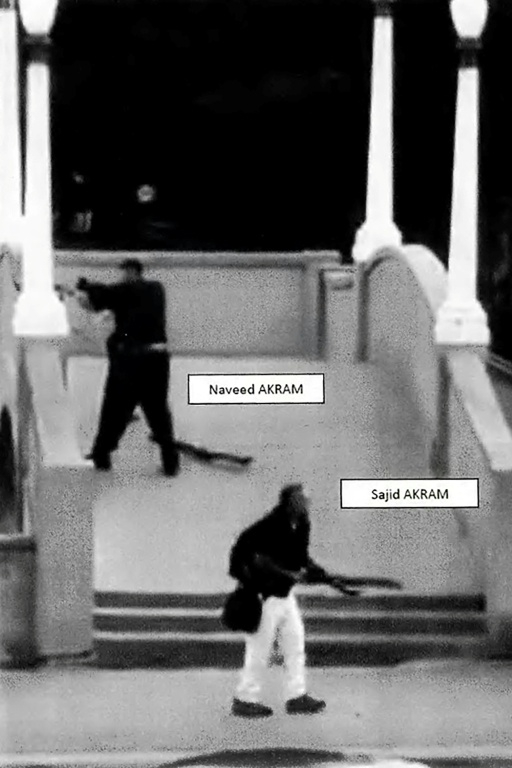 Photo diffusée par les tribunaux de Nouvelle-Galles du Sud, le 22 décembre 2025, montrant Sajid et Naveed Akram, tirant sur la foule rassemblée à Archer Park, sur la plage de Bondi, le 14 décembre 2025 à Sydney ( NSW Courts / Handout )