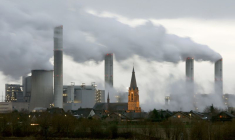 Le village de Gusdorf est photographié devant la centrale électrique au lignite Frimmersdorf de la société énergétique allemande RWE AG