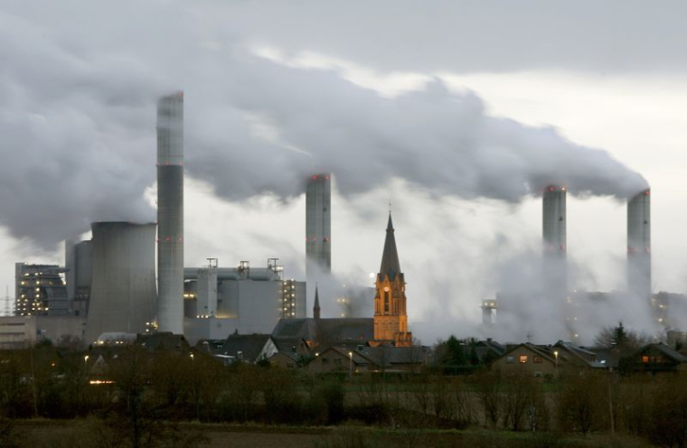 Le village de Gusdorf est photographié devant la centrale électrique au lignite Frimmersdorf de la société énergétique allemande RWE AG