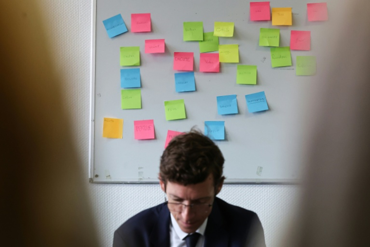 Le ministre de l'Education Edouard Geffray en déplacement dans un lycée à Cachan, dans le Val-de-Marne, le 9 octobre 2026 ( AFP / SIMON WOHLFAHRT )
