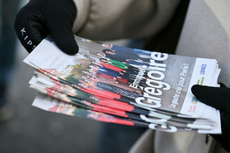 Des tracts pour le candidat de la gauche unie pour les municipales à Paris, Emmanuel Grégoire, le 11 janvier 2026 à Paris ( AFP / Bertrand GUAY )