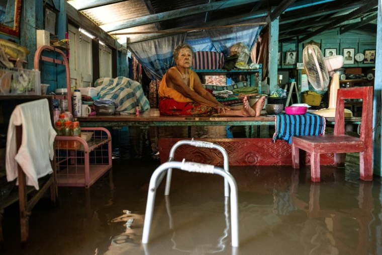 La retraitée Somjit Kitklin dans une maison inondée de la province d'Ayutthaya, en Thaïlande, le 7 octobre 2026 ( AFP / Chanakarn LAOSARAKHAM )