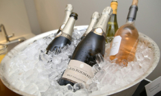 Le groupe Champagne Louis Roederer a annoncé jeudi être entré en négociations exclusives en vue d'acquérir le prestigieux Domaine Pierre Damoy ( GETTY IMAGES NORTH AMERICA / Donald Bowers )