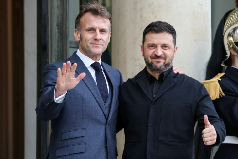Le président français Emmanuel Macron (à gauche) accueille le président ukrainien Volodymyr Zelensky avant leur rencontre à l'Élysée, à Paris, le 17 novembre 2025 ( AFP / Ludovic MARIN )