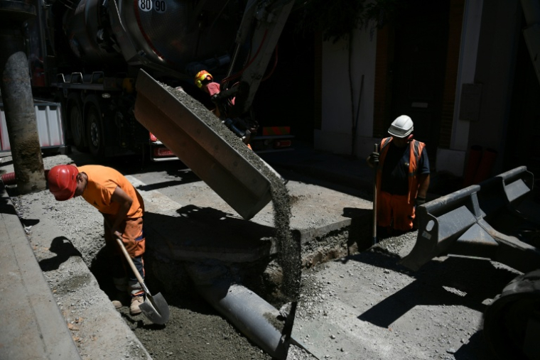 les travailleurs du bâtiment et des travaux publics sont trois à dix fois plus nombreux que les autres à être exposés au bruit et aux polluants et nécessitent une surveillance renforcée, selon une étude de Santé publique France ( AFP / Valentine CHAPUIS )