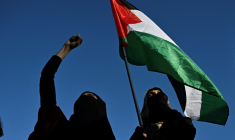 Des manifestantes brandissent un drapeau palestinien lors d'un rassemblement "Stop au génocide" en soutien à Gaza, place de la République à Paris, le 17 septembre 2025 ( AFP / JULIEN DE ROSA )
