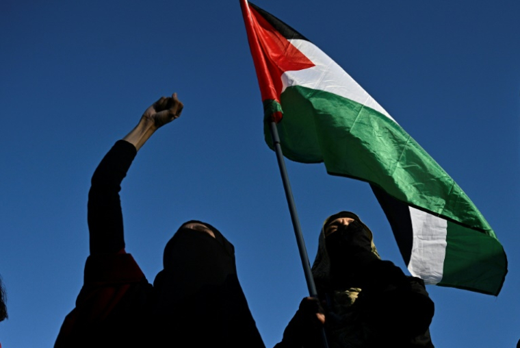 Des manifestantes brandissent un drapeau palestinien lors d'un rassemblement "Stop au génocide" en soutien à Gaza, place de la République à Paris, le 17 septembre 2025 ( AFP / JULIEN DE ROSA )