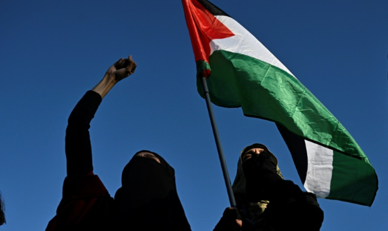 Des manifestantes brandissent un drapeau palestinien lors d'un rassemblement "Stop au génocide" en soutien à Gaza, place de la République à Paris, le 17 septembre 2025 ( AFP / JULIEN DE ROSA )