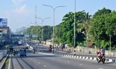 Une route déserte à Colombo en raison de la première journée de repos de la semaine de travail raccourcie par les autorités pour cause de guerre au Moyen-Orient le 25 mars 2026  ( AFP / Ishara S. KODIKARA )