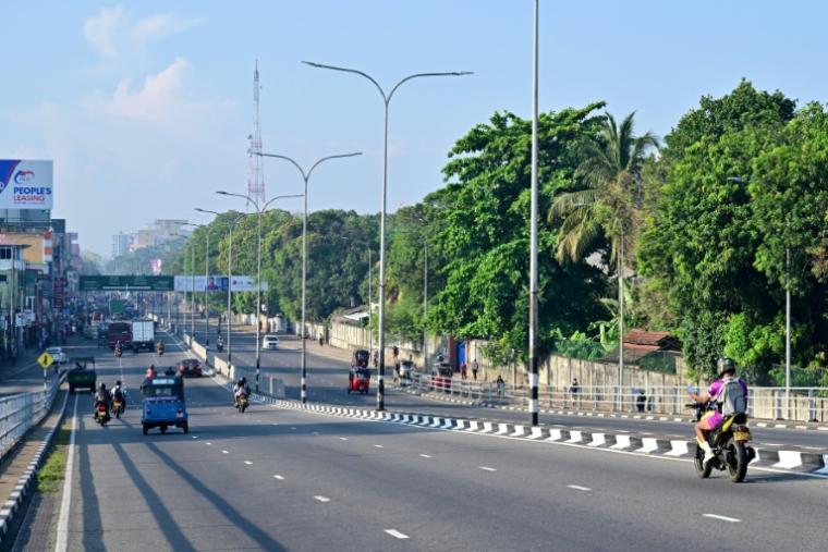 Une route déserte à Colombo en raison de la première journée de repos de la semaine de travail raccourcie par les autorités pour cause de guerre au Moyen-Orient le 25 mars 2026  ( AFP / Ishara S. KODIKARA )