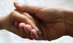 La loi prévoit normalement un délai de dix ans pour réclamer ou contester une filiation (illustration). (Pixabay / Aline Ponce)