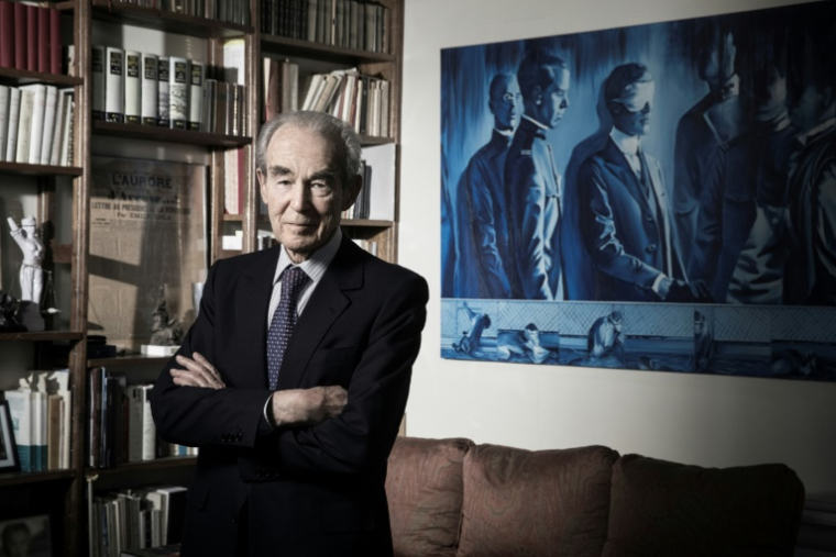 L'ancien ministre de la Justice Robert Badinter dans son bureau à Paris, le 19 avril 2018 ( AFP / JOEL SAGET )