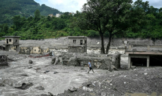Un homme marche au milieu des décombres après la crue destructrice dans l'Himalaya, le 30 août 2026 à Trishuli, dans le district népalais de Nuwakot  ( AFP / Arun SANKAR )